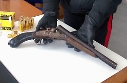 Agrigento, cocaina e due fucili da caccia in casa: arrestata coppia