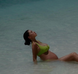 Belen con il compagno alle Maldive, ma il web la stronca: «Uno sfregio agli italiani»