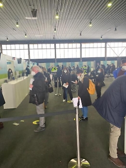 Vaccini, in tanti all'Open weekend per dosi AstraZeneca senza prenotazione