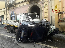Belpasso: camion investe auto e pedone, autista prima scappa poi si costituisce