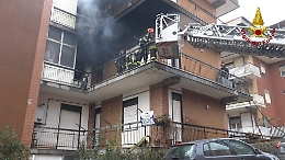 Incendio in un appartamento a Belpasso: persone chiedono aiuto dal balcone
