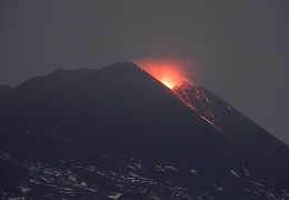 Il risveglio dell'Etna, attività stromboliana dal cratere di Sud Est