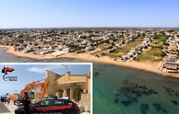 Triscina, riprese le demolizioni delle case abusive a due passi dal mare