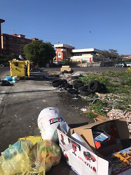 Catania: rifiuti al Viale Benedetto Croce