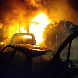 Marsala, vasto incendio in un terreno distrugge 19 mezzi