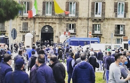 Protesta operai Blutec alla Regione. Musumeci: «E' Roma che deve agire»