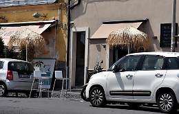 Catania,  dehors "fuori tema" con ombrelloni e pagode nella giungla urbana