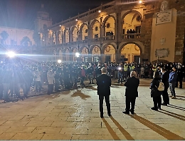 Fiaccolata per Denise a Mazara, il vescovo: «Chi sa rompa il silenzio»