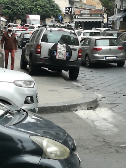 Catania: parcheggia sul marciapiede e occulta la targa