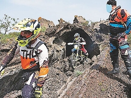 Motocross nella grotta che ospita i pipistrelli: un caso che fa “rumore”