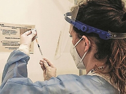 Catania, da oggi negli hub vaccini over 50: ma solo a chi ha patologie. Ecco i codici di esenzione ammessi