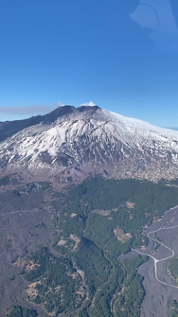 Etna, il video del sorvolo dei crateri sommitali per monitorare il vulcano