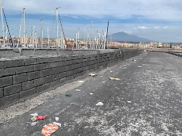 Catania: "Molo di Levante, vista sulla...spazzatura"