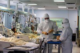 Come cambia il Covid: 80enni quasi spariti dai reparti, finisce in corsia la fascia tra 40 e 60 anni