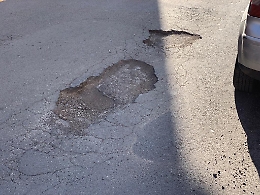 Catania: pericolosi "crateri" in via Regina Bianca