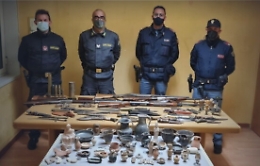 Armi e reperti archeologici in casa: arrestato collezionista di Sciacca