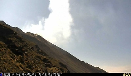 Stromboli, il vulcano dà spettacolo: esplosioni e lapilli incandescenti