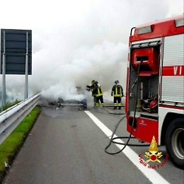 Incidente sull'A29: auto in fiamme in galleria, due morti carbonizzati