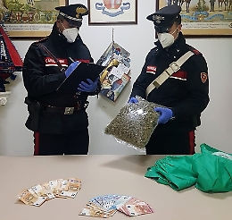 Pensionato in manette a Randazzo: nascondeva in auto un kg di marijuana