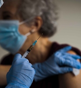 Vaccini, in Sicilia over 80 possono presentarsi negli hub senza prenotazione