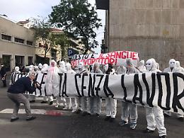 Primo Maggio, "Fantasmi del passato" davanti all'Inps di Catania: «Niente festa senza lavoro»