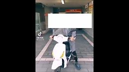Catania, entra con lo scooter in ospedale e mette il video sui social