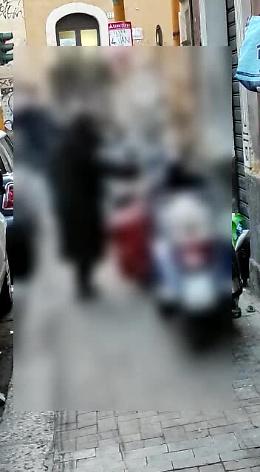 Catania, anziana in difficoltà a causa dell'inciviltà dei motociclisti