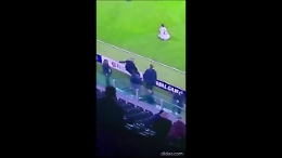 Juve Porto, Nedved &egrave; una furia: calcio al cartellone con la scritta "respect"