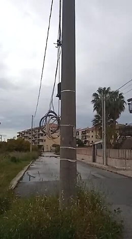 Siracusa, via Resuttano: pali in mezzo alla strada