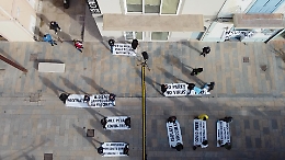 Lampedusa, flash mob organizzato da albergatori ed imprenditori: "vaccini unica strada per salvare i cittadini e l'economia delle isole minori"