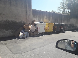 Catania: zona di raccolta differenziata con cassonetti...sigillati