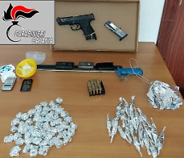 Catania, armi e droga scovati dai cani in un tombino in via San Jacopo