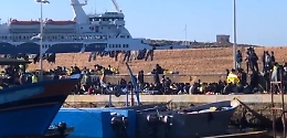 Lampedusa, al molo centinaia di migranti accampati e senza cibo