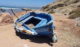 Punta Bianca, arte pittorica su una barca abbandonata in spiaggia