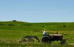 Cade da un trattore e batte la testa, muore un 21enne nel Ragusano