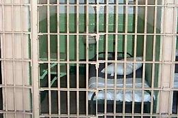 Aggredito da detenuto che voleva essere portato in infermeria, poliziotto finisce in ospedale