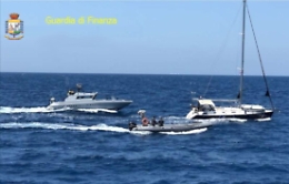 Intercettati 70 migranti su un veliero: arrestati due scafisti moldavi