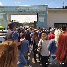 Tamponi e vaccini, ore di fila a Catania
