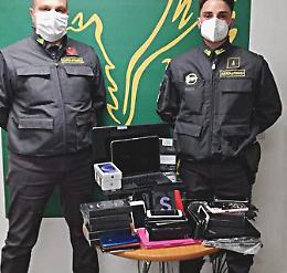 Catania, in aeroporto con 60 smartphone: africano denunciato per ricettazione