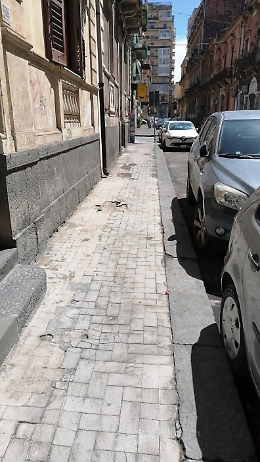 Catania: ancora persiste la terra dell'Etna in via Papale