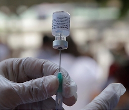 Covid, i vaccini sono la soluzione: -80% di contagi, -95% di decessi