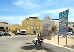 Lampedusa, il sindaco Martello: “Arrivano i deputati della Lega e due migranti si allontanano dal Centro di accoglienza"