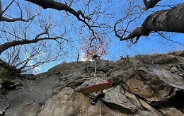 Cade in un dirupo nel Palermitano: soccorso dai vigili del fuoco