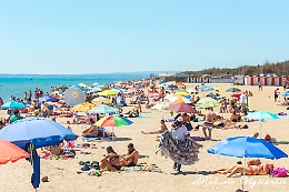 Alla Plaia di Catania come a Ferragosto: lidi aperti e tanta gente in spiaggia