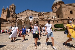 Covid, Musumeci: &laquo;Per l'estate siamo pronti ad accogliere e a vaccinare anche i turisti&raquo;