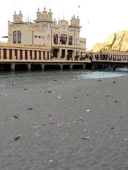 Palermo, la spiaggia di Mondello dopo l'intensa movida domenicale