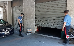 Tentano di svaligiare un garage in complesso nel Catanese: presi