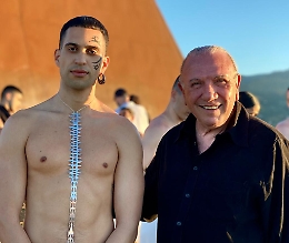 Il nuovo videoclip "Klan" di Mahmood tra le opere monumentali di Fiumara d'Arte e Atelier sul Mare