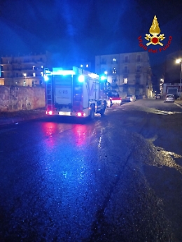 Catania, rifiuti in fiamme in Corso Martiri: colonna di fumo avvolge la zona
