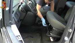 Trapani, sotto il sedile dell'auto 10 chili di hashish: arrestati fidanzati